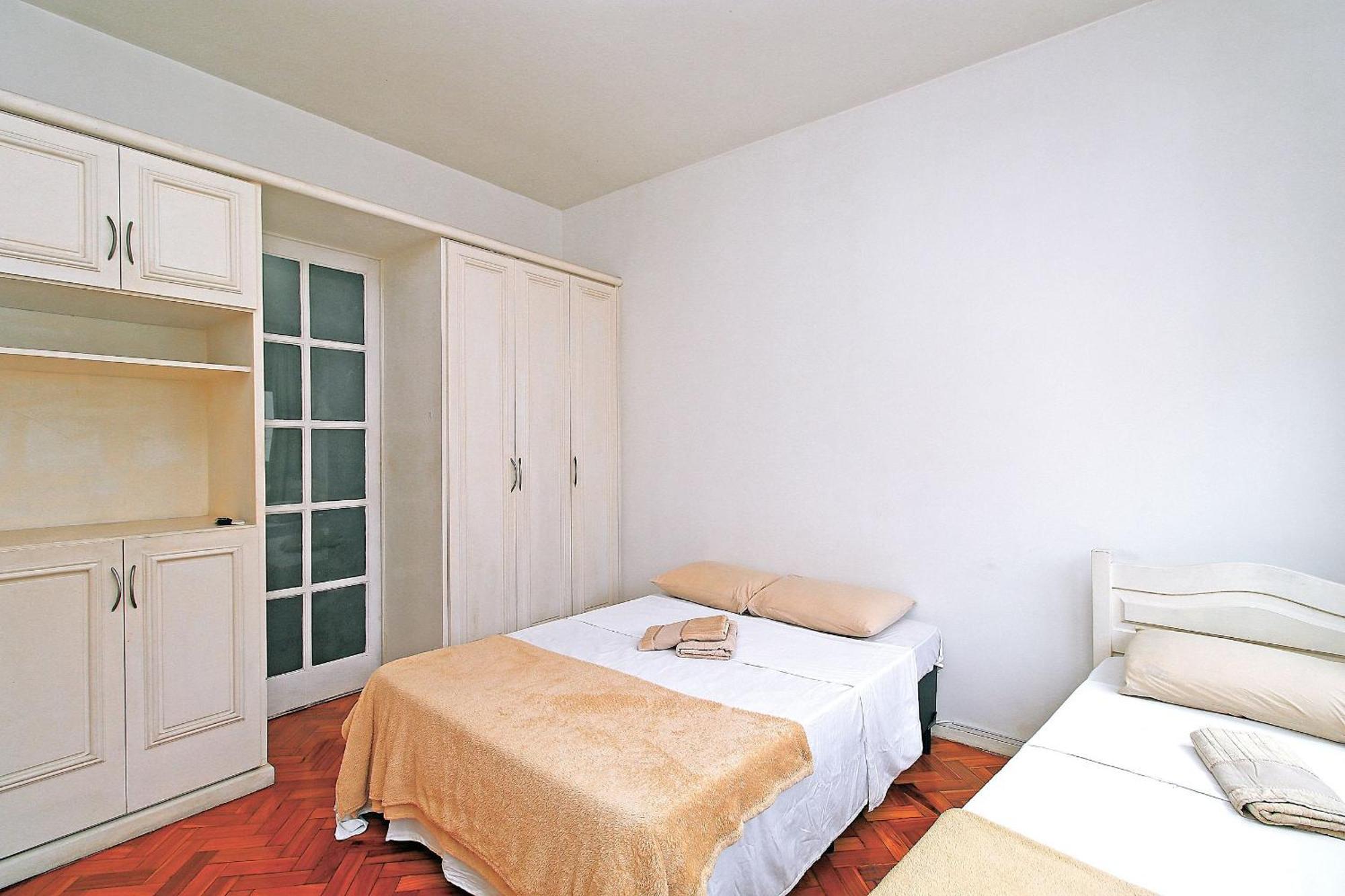Appartement P/ 3 Pessoas Simples, Uma Quadra Da Praia, 3min Metro Arcoverde, Atras Do Copacabana Palace