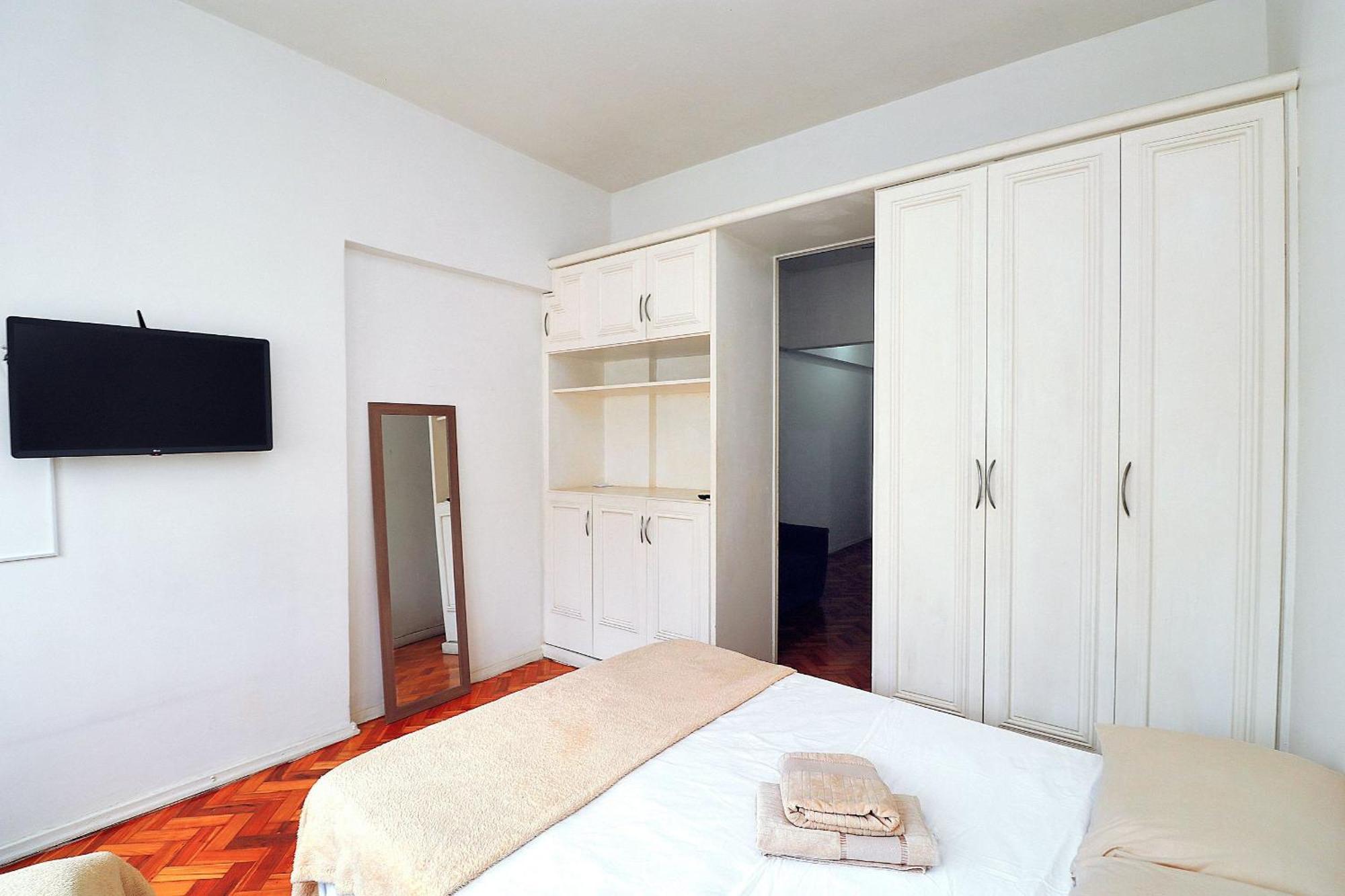 P/ 3 Pessoas Simples, Uma Quadra Da Praia, 3min Metro Arcoverde, Atras Do Copacabana Palace Appartement